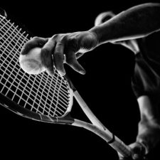 Hombre preparando saque de tenis