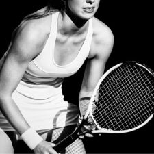 Mujer jugando a tenis