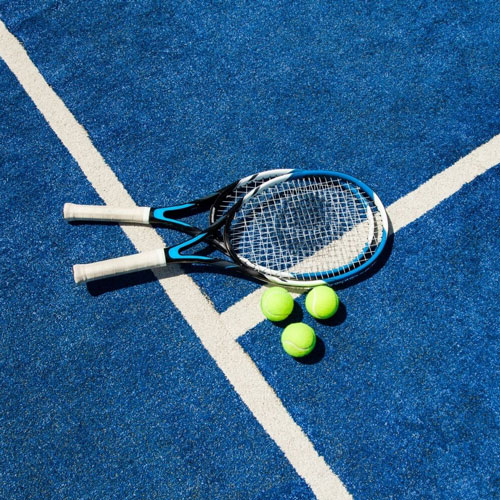 Raquetas de tenis en pista quick